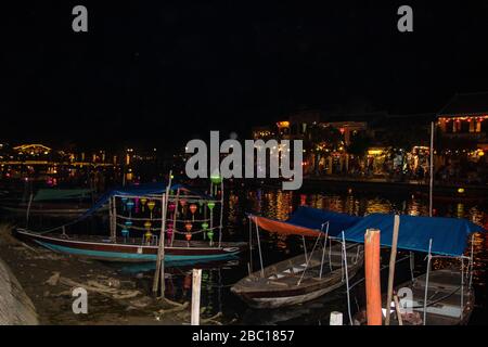À Hoi An - Vietnam - Le août 2019 - illuminer les lanternes sur la rivière Thu bon à Hoi An, Vietnam Banque D'Images