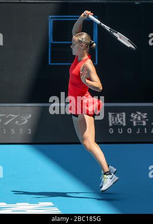 Anna Karolina Schmiedlova, joueur de tennis tchèque, a joué un coup de dos dans le tournoi de tennis Open 2020 australien, Melbourne Park, Melbourne, Victoria, Banque D'Images