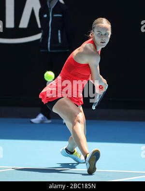 Anna Karolina Schmiedlova, joueur de tennis tchèque, joue un tir de dos dans le tournoi de tennis Open 2020 australien, Melbourne Park, Melbourne, Victoria, Banque D'Images
