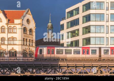 Allemagne, Hambourg, train surélevé avec tour de l'église Saint-Michaels en arrière-plan Banque D'Images