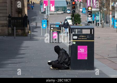 Glasgow, Écosse, Royaume-Uni. 2 avril 2020. Un homme mendiant sur la rue Buchanan presque déserte pendant la crise de Coronavirus crédit: Kay Roxby/Alay Live News Banque D'Images