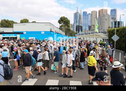 Les clients qui font la queue à la porte du Melbourne Park pour entrer dans le stade de l'Open d'Australie Banque D'Images