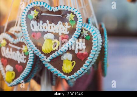 Allemagne, Bavière, Munich, biscuits en forme de coeur en pain d'épices faits pour les célébrations de l'Oktoberfest Banque D'Images