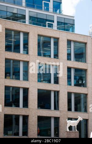 Construction de steward AHMM Architects Brick Elevation Windows Glass Detail 12 Brushfield Street, Liverpool Street, Londres, E 1 Banque D'Images