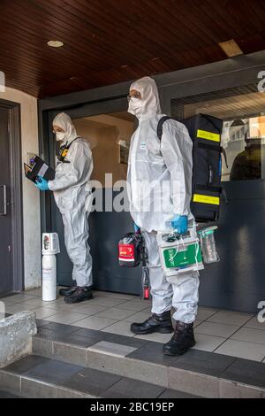 INTERVENTION POUR UNE VICTIME DE COVID-19 SOUFFRANT DE PROBLÈMES RESPIRATOIRES, UN JOUR SUR LE FRONT DE GUERRE DE COVID-19 AVEC LES POMPIERS DE MEAUX, SEINE ET MARNE (77) Banque D'Images