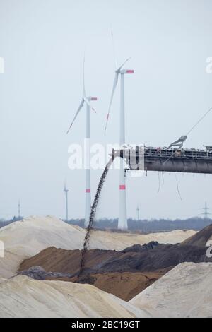 Allemagne, Rhénanie-du-Nord-Westphalie, Inden, courroie de convoyeur de pelle hydraulique à roues de godet avec turbines éoliennes en arrière-plan Banque D'Images