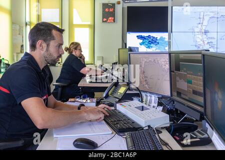 Opérateur de TÉLÉPHONE AU CENTRE D'APPEL POUR LES NUMÉROS D'APPEL D'URGENCE 18 ET 112, PRIX À L'APPEL D'URGENCE CENTRE DE VANNES, Morbihan, FRANCE Banque D'Images