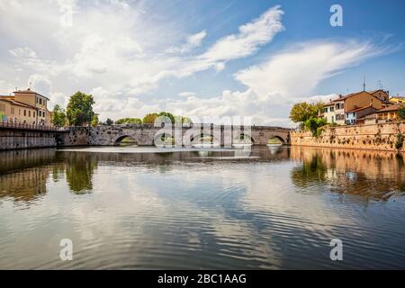 Italie, Province de Rimini, Rimini, Pont Tibère au-dessus de la rivière Marecchia Banque D'Images