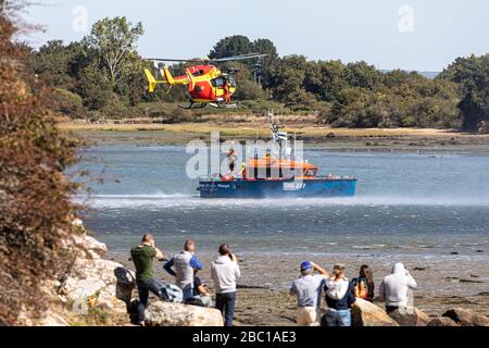 WINCHING D'UN SAUVEUR, UN EXERCICE DE SAUVETAGE EN MER DANS LE GOLFE DU MORBIHAN AVEC L'HÉLICOPTÈRE DU NAVIRE-PHARE SNSM ET DES SERVICES D'URGENCE CIVILS, VANNES, FRANCE Banque D'Images