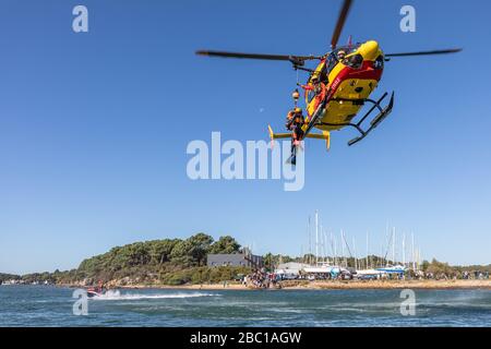 WINCHING D'UN SAUVEUR ET D'UNE VICTIME, L'EXERCICE DE SAUVETAGE EN MER DANS LE GOLFE DU MORBIHAN AVEC LES POMPIERS ET L'HÉLICOPTÈRE DES SERVICES CIVILS D'URGENCE, VANNES, FRANCE Banque D'Images