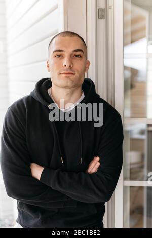 Portrait of young man with arms crossed Banque D'Images