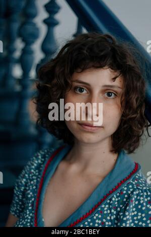 Portrait de la jeune femme avec des cheveux brun frisé Banque D'Images