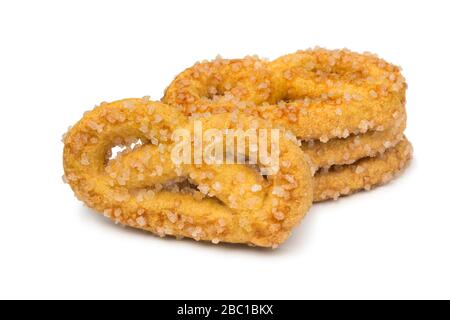 Les biscuits sucrés néerlandais traditionnels appelés krakeling isolés sur fond blanc Banque D'Images