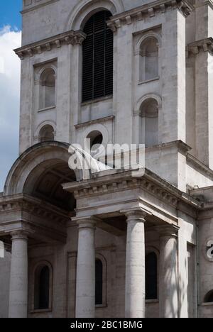 Christ Church de Nicholas Hawksmoor Commercial Street Architecture Églises détail pierre baroque Portico Spitalfield, Liverpool Street, Londres, E1 Banque D'Images