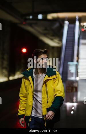 Homme marchant dans la station de métro Banque D'Images