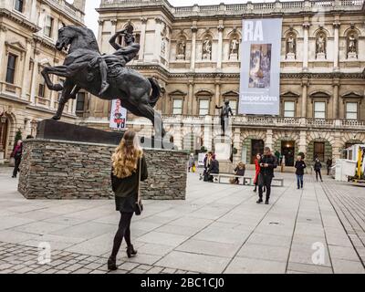 LONDON- Exterior of the Royal Academy of Arts in Mayfair, London. World class art exhibitions in a stately mansion building. Banque D'Images