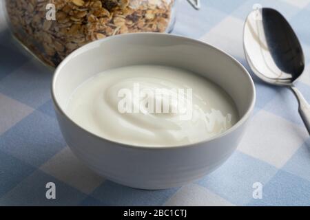 Bol blanc avec yaourt pour le petit déjeuner Banque D'Images
