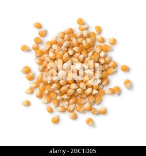 Tas de grains de maïs séchés isolés sur fond blanc Banque D'Images