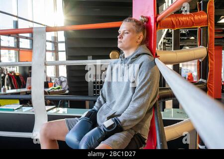 Boxer féminin dans la salle de gym située dans l'angle annulaire Banque D'Images