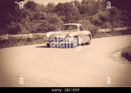 PESARO COLLE SAN BARTOLO , ITALIE - 17 MAI 2018 : MERCEDES-BENZ 300 SL COUPÉ (W198) 1954 sur une vieille voiture de course en rallye Mille Miglia 2018 le célèbre i Banque D'Images