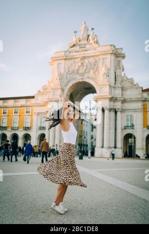 Heureuse jeune femme dansant dans la ville, Lisbonne, Portugal Banque D'Images