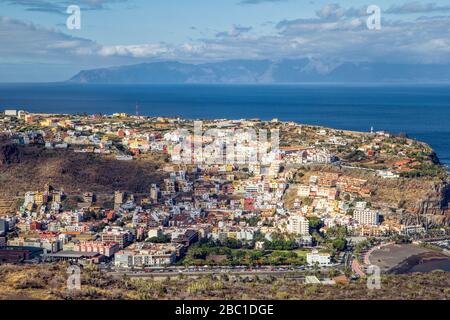 Vue sur San Sebastian de la Gomera, avec Teneriffa en arrière-plan, îles Canaries, Espagne Banque D'Images