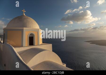 Vue sur la calsdeira de Santorin derrière l'église St Stylianos Banque D'Images