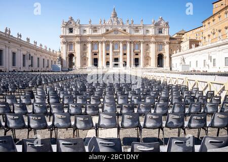 Italie, Rome, rangées de chaises vides devant la basilique Saint-Peters Banque D'Images