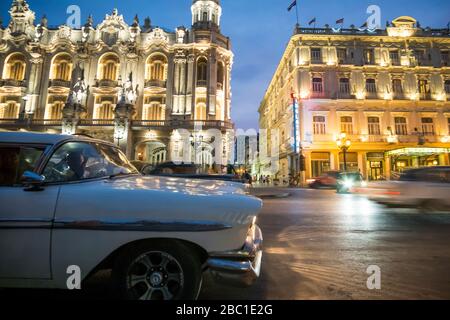 Voitures anciennes dans la rue la nuit, la Havane, Cuba Banque D'Images