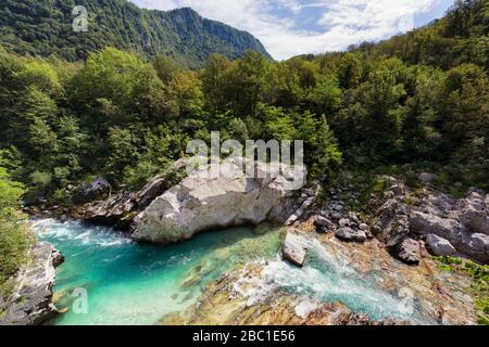 La rivière Emeraude Soča (Isonzo) et les montagnes près de la ville historique de Kobarid (Caporetto). Alpes juliennes, Slovénie. Concept de rivière de montagne. Banque D'Images
