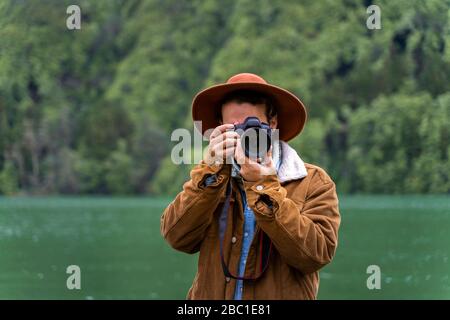 Homme prenant des photos au bord du lac, à l'île de Sao Miguel, aux Açores, au Portugal Banque D'Images