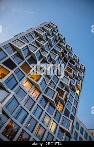 Bâtiment résidentiel moderne de grande hauteur le soir, Munich, Allemagne Banque D'Images