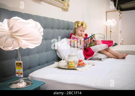 LA BEAUTÉ DU SOMMEIL, LES CONTES DE FÉES MODERNES, LA LITERIE D'UN SUPERMRKET Banque D'Images