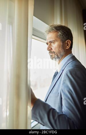 Portrait of businessman de la fenêtre Banque D'Images