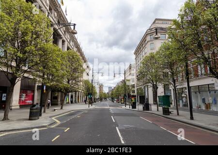 Une Oxford Street déserte dans le centre de Londres pendant l'épidémie de virus corona. Banque D'Images