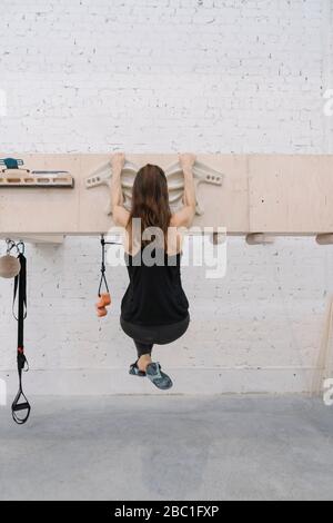 Femme qui fait des pull-ups avant de monter Banque D'Images