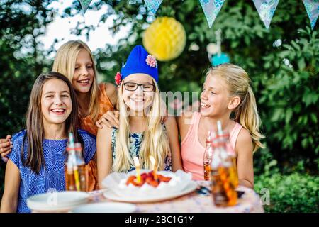 Portrait de filles heureuses lors d'une fête d'anniversaire à l'extérieur Banque D'Images