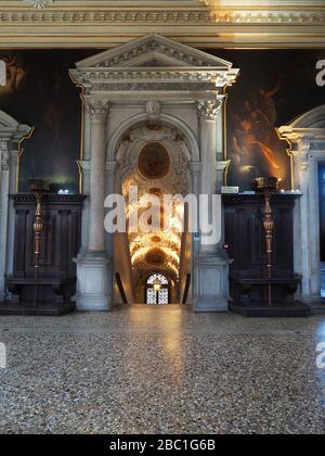 Sala capitolare, salle Capitol, Scuola Grande dei Carmini, école de dévotion et de charité connue sous le nom de Santa Maria dei Carmini, avec des peintures de Giambattis Banque D'Images