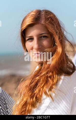 Portrait de jeune femme rousse avec piercing nez Banque D'Images