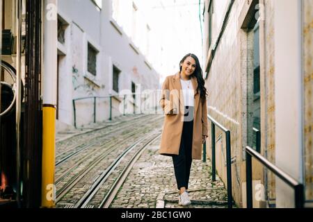 Portrait de la jeune femme à la mode qui descend la rue, Lisbonne, Portugal Banque D'Images