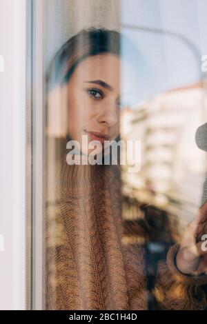 Portrait de jeune femme derrière la vitre Banque D'Images
