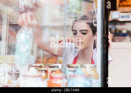 Jeune femme travaillant dans une boulangerie Banque D'Images