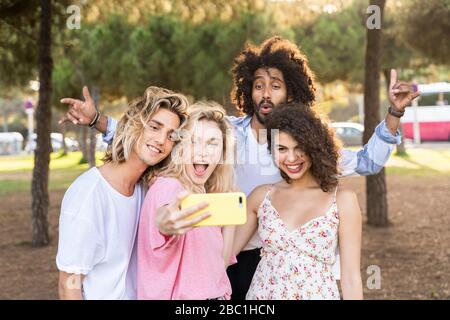 Joyeux amis qui prennent un selfie en plein air Banque D'Images