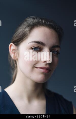 Portrait de jeune femme à l'arrière-plan gris Banque D'Images