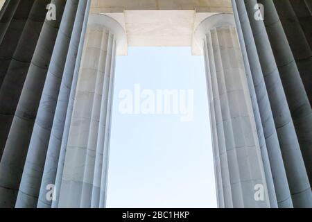 Washington DC – 3 avril 2019 : vue à travers les colonnes au Lincoln Memorial Banque D'Images