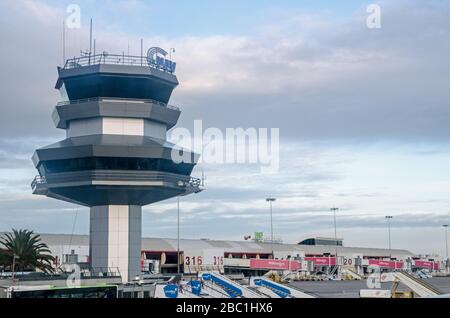 Faro, Portugal - 19 novembre 2019 : vue sur la tour de contrôle de l'aéroport de Faro sergeant la côte de l'Algarve au Portugal. Banque D'Images