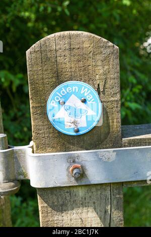 Un marqueur de chemin, ou marqueur de passage, pour le sentier de la Polden Way sur Collard Hill, Somerset, Angleterre, Royaume-Uni, PHOTO PRISE À PARTIR DU SENTIER PUBLIC Banque D'Images