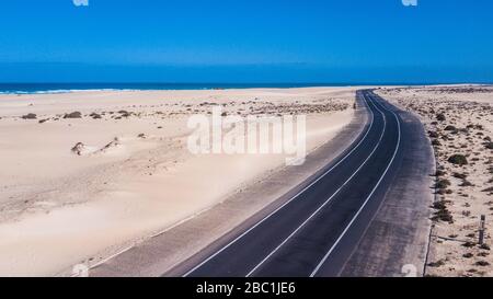 Espagne, îles Canaries, vue aérienne de l'autoroute de bord de mer sur l'île de Fuerteventura Banque D'Images