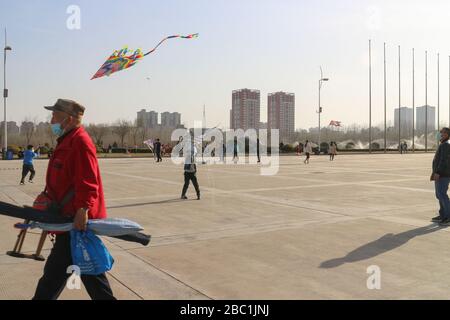 Yinchuan, Chine. 29 mars 2020. Un homme porte un masque de protection sur une place publique à Yinchuanwi. La vie revient lentement à la normale à Yinchuan, car l'épidémie du virus covid-19 s'affaiblit en Chine. Crédit: SOPA Images Limited/Alay Live News Banque D'Images