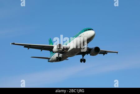 Un avion de ligne Aer Lingus Airbus A 320, EI-EDP, atterrissage à l'aéroport de Birmingham, Angleterre, Royaume-Uni. Banque D'Images